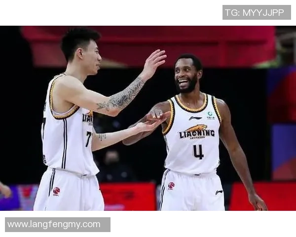 杭州篮球队团队协作引发热议球迷对战术配合和球员默契提出不同看法