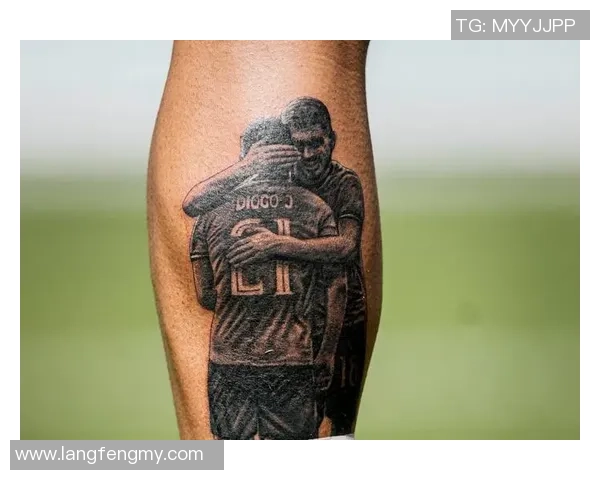 足球明星身上的纹身故事与中文含义揭秘